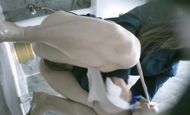 Ang parehong kagandahan ay nakuhanan ng larawan nang tatlong beses sa banyo ng mga kababaihan ng isang gusali ng opisina na umiihi sa kanyang puki. Napakaganda niya (3)