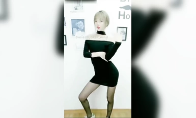 青春無敵 抖音風極品網紅嫩妹高價定製裸舞、變裝、紫薇等反差超大合集~美女如雲~有大膽露臉的 (226)