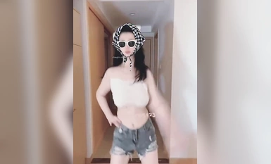 青春無敵 抖音風極品網紅嫩妹高價定製裸舞、變裝、紫薇等反差超大合集~美女如雲~有大膽露臉的 (35)