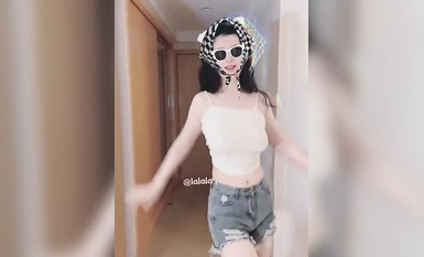 青春無敵 抖音風極品網紅嫩妹高價定製裸舞、變裝、紫薇等反差超大合集~美女如雲~有大膽露臉的 (35)