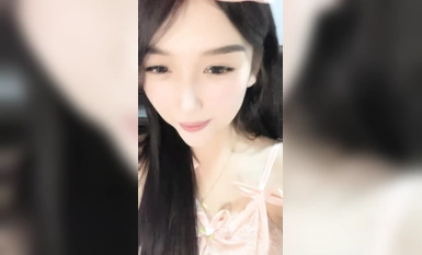 Stealing a Pig, the most shining new star in recent times, is a clean-cut goddess with long legs, beautiful as a flower, stuffing carrots in her pussy, and playing with it in a super exciting way (2)