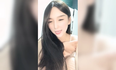 Stealing a Pig, the most shining new star in recent times, is a clean-cut goddess with long legs, beautiful as a flower, stuffing carrots in her pussy, and playing with it in a super exciting way (2)