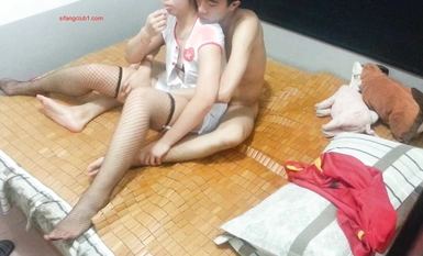 露臉才是王道！藝校清純大眼睛可愛小姐姐黑歷史被曝光第二段~生活中漂亮床上秒變母狗大玩SM調教 (2)