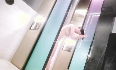 แอบถ่ายในโรงอาบน้ำของหญิงสาวที่มีใบหน้ากลมและมีรูปร่างสมส่วน มีหน้าอกใหญ่ เต่งตึง และมีการล้างหน้าที่ละเอียดอ่อนเป็นพิเศษ