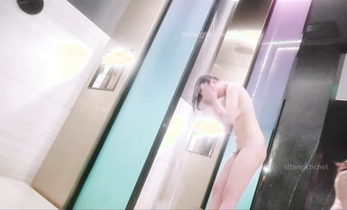 澡堂子偷拍圓臉蛋身材勻稱 一對大奶堅挺飽滿 洗的特別細致的少婦