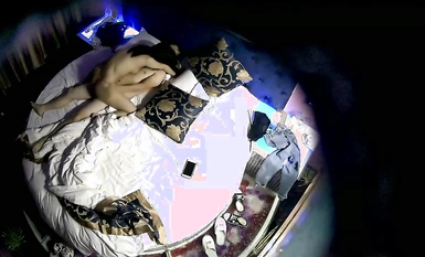 กล้องวงจรปิดปราบปรามหญิงสาวคนหนึ่งและคู่รักของเธอแอบเข้าไปในห้องพักในโรงแรมเพื่อมีเซ็กส์