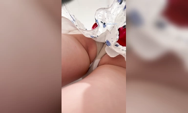 ชุดเดรสยาวดั้งเดิมของ KFC คมชัดเป็นพิเศษ 4K สาวโรงเรียนน่ารักถือกระเป๋านักเรียนไปช้อปปิ้งเป็นสีเทามีผ้าพันคออยู่ข้างใน ปีกเล็ก บั้นท้ายมีขนและหีอ่อนโยน