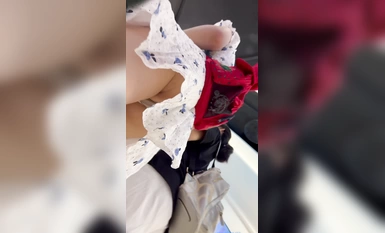 ชุดเดรสยาวดั้งเดิมของ KFC คมชัดเป็นพิเศษ 4K สาวโรงเรียนน่ารักถือกระเป๋านักเรียนไปช้อปปิ้งเป็นสีเทามีผ้าพันคออยู่ข้างใน ปีกเล็ก บั้นท้ายมีขนและหีอ่อนโยน