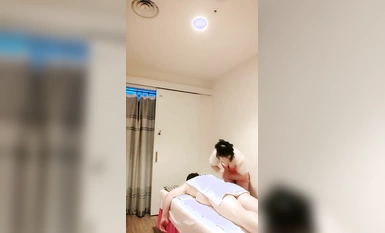 偷拍，正規SPA按摩院女技師，【浛浛】，3場偷拍，男嫖全套大保健，曖昧空間激情起，必須來一炮過癮 (2)