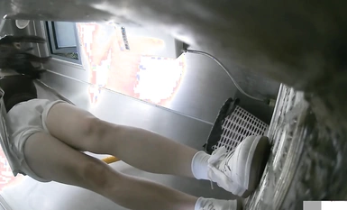 五月最新流出國內廁拍大神潛入師范學院附近公廁❤️正面全景露臉偷拍學妹嘟嘴也抵擋不住臭味用衛生紙才行