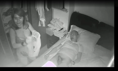 家庭攝像頭真實偸拍古稀之年的老頭與氣質小姐姐啪啪亂倫~老頭J8挺大躺著不動女的全程服務上位自己動J8軟了口硬繼續上位