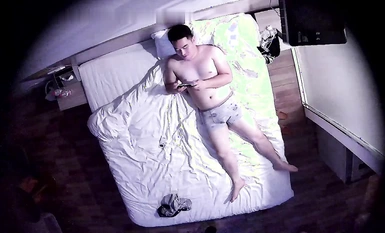 居家攝像頭破解肥豬哥和穿著性感的開檔黑絲老婆先嘗嘗鮑魚再啪啪