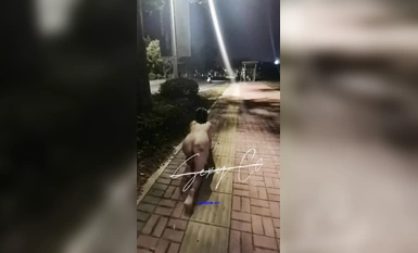 Bộ ảnh riêng tư qua điện báo trả phí mới nhất của con điếm đĩ "Xixi" khỏa thân đi dạo trên phố vào ban đêm trong một nhóm dâm dục P (1)