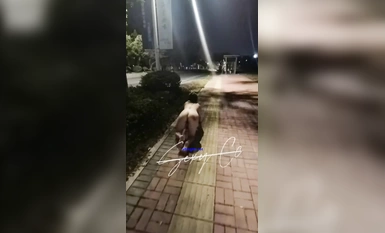 Bộ ảnh riêng tư qua điện báo trả phí mới nhất của con điếm đĩ "Xixi" khỏa thân đi dạo trên phố vào ban đêm trong một nhóm dâm dục P (1)