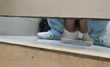 Ang inosenteng mukhang maliit na batang babae na may salamin ay naka-squat sa banyo ng mga babae sa sinehan, ngunit ang kanyang pula at malambot na hugis-peach na micro-hairy na butas ay hindi pa nabubuksan.