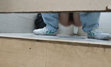 Ang inosenteng mukhang maliit na batang babae na may salamin ay naka-squat sa banyo ng mga babae sa sinehan, ngunit ang kanyang pula at malambot na hugis-peach na micro-hairy na butas ay hindi pa nabubuksan.