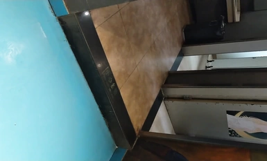 Ang inosenteng mukhang maliit na batang babae na may salamin ay naka-squat sa banyo ng mga babae sa sinehan, ngunit ang kanyang pula at malambot na hugis-peach na micro-hairy na butas ay hindi pa nabubuksan.