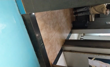 Ang inosenteng mukhang maliit na batang babae na may salamin ay naka-squat sa banyo ng mga babae sa sinehan, ngunit ang kanyang pula at malambot na hugis-peach na micro-hairy na butas ay hindi pa nabubuksan.