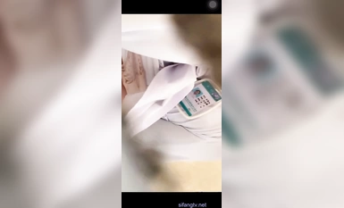 色膽包天坑神服裝城藏在女廁隔間全景偸拍數位大屁股少女少婦方便~撅著大腚還穿透明騷內亮點多 (2)