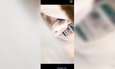 色膽包天坑神服裝城藏在女廁隔間全景偸拍數位大屁股少女少婦方便~撅著大腚還穿透明騷內亮點多 (2)