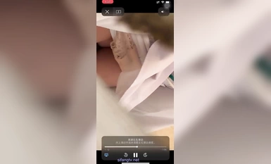 色膽包天坑神服裝城藏在女廁隔間全景偸拍數位大屁股少女少婦方便~撅著大腚還穿透明騷內亮點多 (2)