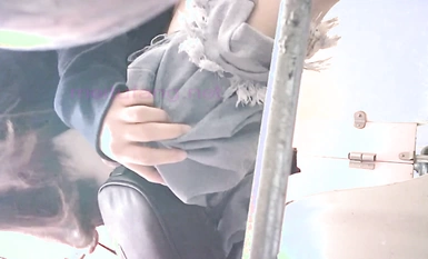 快餐店女廁定點全景偸拍一位接一位的漂亮小姐姐和美少婦方便~能看B又能看臉極品白虎一線天真的太頂了 (6)