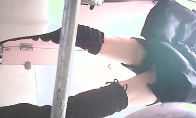 ภาพพาโนรามาของหญิงสาวสวยและหญิงสาวสวยทีละคนในห้องน้ำหญิงของร้านอาหารฟาสต์ฟู้ดสะดวกที่จะเห็นทั้งบีและใบหน้าไร้เดียงสาบรรทัดแรกนั้นน่าทึ่งมาก (1)