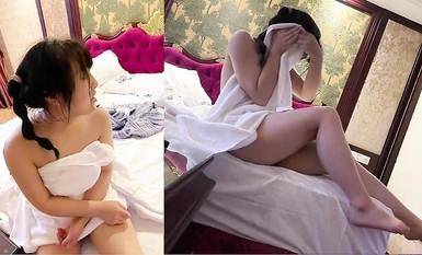 Rekod seks sebenar bertenaga tinggi Luo Li dengan E-boobnya menunjukkan mukanya dalam tuala mandi Tolong dukung dia.