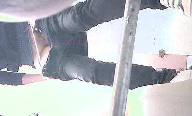 快餐店女廁定點全景偸拍一位接一位的漂亮小姐姐和美少婦方便~能看B又能看臉極品白虎一線天真的太頂了 (4)