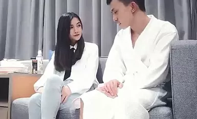 Menggoda dan seks oral di atas sofa, kemudian bercinta dengan kaki ke atas dan kemudian di atas katil