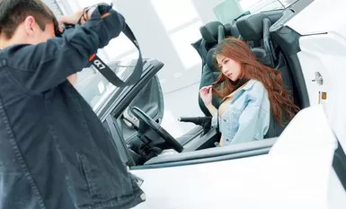 攝影師受不了了！超正辣模賽車女郎15分鐘大尺度再現露臉露點100公分白皙長腿34e大奶巨乳踩著性感高根鞋被精液噴射滿屁股還滴落⋯