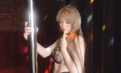 露臉大尺鋼管舞孃跳一跳全身發騷⋯看著A片玩3種玩具自慰到高潮⋯好色⋯！還有白汁特寫流出來⋯