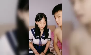 清纯美女学妹下海，无套爆干萌妹，‘这小骚逼太骚了，我想射她’，最后冲刺口爆，射她满满一嘴！