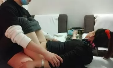 小夥大戰熟女人妻，急不可耐衣服都不來不及脫完，撲倒在床上開始插入，騷婦也是飢渴得很一直浪叫