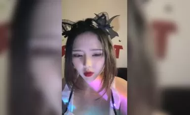 순수한 얼굴의 새 앵커, 하이픈 클로즈업 보지 자위 및 헤드 기어 앵커가 섹스 게임을합니다.