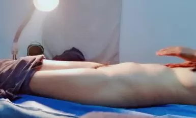 Nam kỹ thuật viên thẳng thắn quay phim dịch vụ đặc biệt của khách hàng nữ, trong đó có mông trắng đỉnh cao, massage tinh dầu khi nằm nghiêng, ngón tay vàng bấm vào huyệt đạo, móc ra một con cặc to và đụ cô ấy thật mạnh trên giường massage