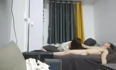 操良家00后学生妹，妹子没爽够再来一炮，吸吮大屌张开双腿爆插，操的嗯嗯呻吟