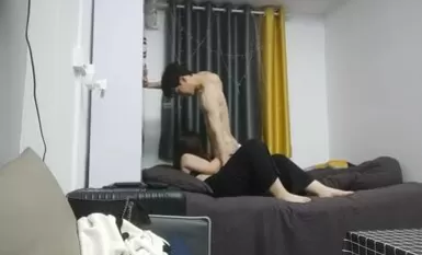 腹肌帥哥約操良家00後嫩妹，扶著大屁股後入爆操，被妹子誇好厲害，衝刺猛操搞得受不了