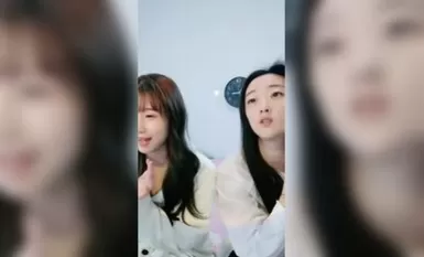 飢渴的少婦露臉鏡頭前漏奶摸逼誘惑狼友，看著好姊妹被爆草蹂躪，忍不住參與其中跟狼友互動撩騷精彩刺激不斷