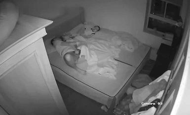 黑客破解家庭網路攝像頭偷拍 幾對剛有小孩不久的年輕小夫妻性慾強啪啪啪