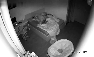 黑客破解家庭網路攝像頭偷拍 幾對剛有小孩不久的年輕小夫妻性慾強啪啪啪