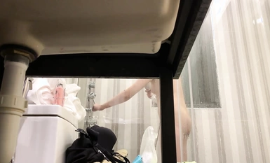 最新流出大神偷 拍提前在酒店衛生間放好設備偷拍到幾個入住的女房客洗澡畫質還不錯