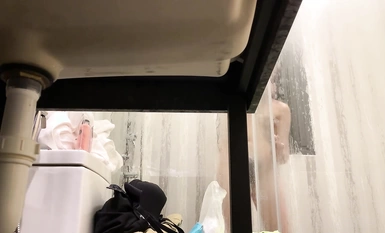 最新流出大神偷 拍提前在酒店衛生間放好設備偷拍到幾個入住的女房客洗澡畫質還不錯