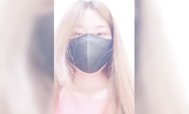 帶陰環的騷貨你見過嗎，這逼就是騷道具插了沒幾下就高潮噴水，淫水拉絲掰開陰唇看逼逼好刺激，浪叫呻吟不斷