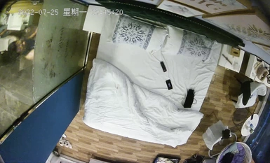 オープンルームで時折行われるセックスの一部始終を純粋に神の視点で鑑賞～浅いキスから深いイチャイチャまで～見どころはJ8のコンドームなし口内射精に耐えられない美少女の喘ぎ声に聞き入る