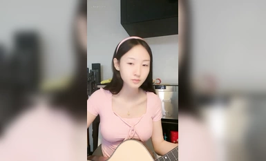 นักเรียน น้องสาว masturbates กับ อุปกรณ์ประกอบฉาก 3