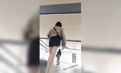 私房新品售價89元的【AXD系列CD】 1-極品無內！開閃掀裙全方位拍攝MM無毛小騷逼