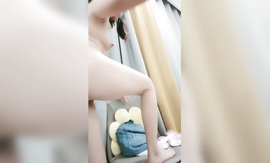 長相童顏蘿莉婷公主與閨蜜服侍宅男超時長 (1)