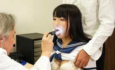 (中文）処方箋シールを貼った老医師の顔なめ診察