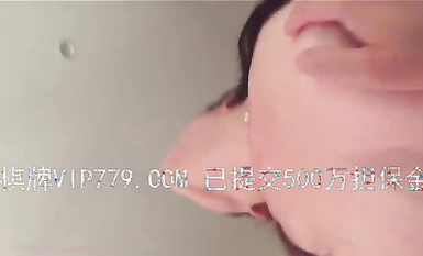 Membezakan pelajar kolej yang menunjukkan wajah mereka 